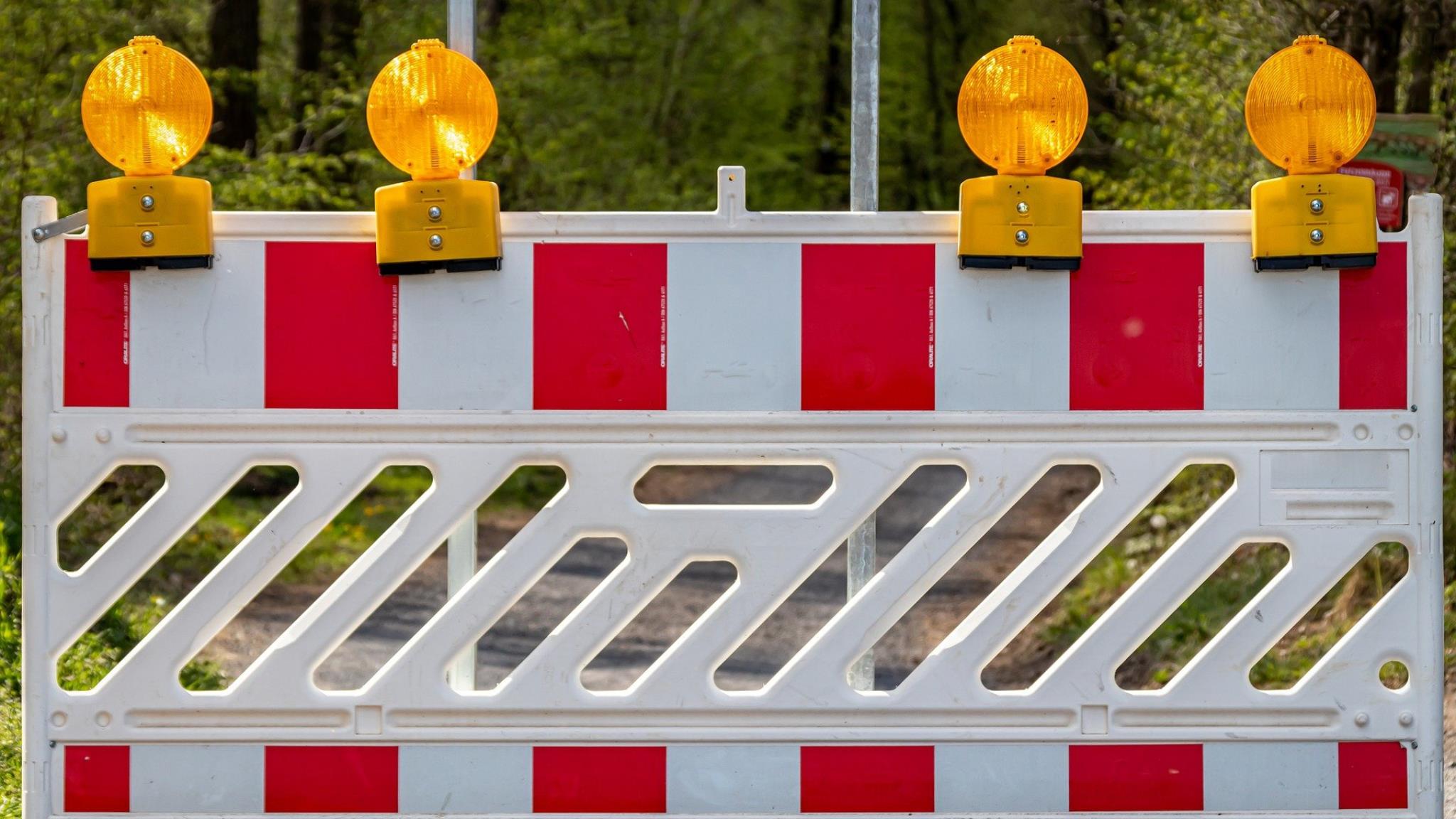 Foto: Baustellenbanke mit vier Leuchtsignalen