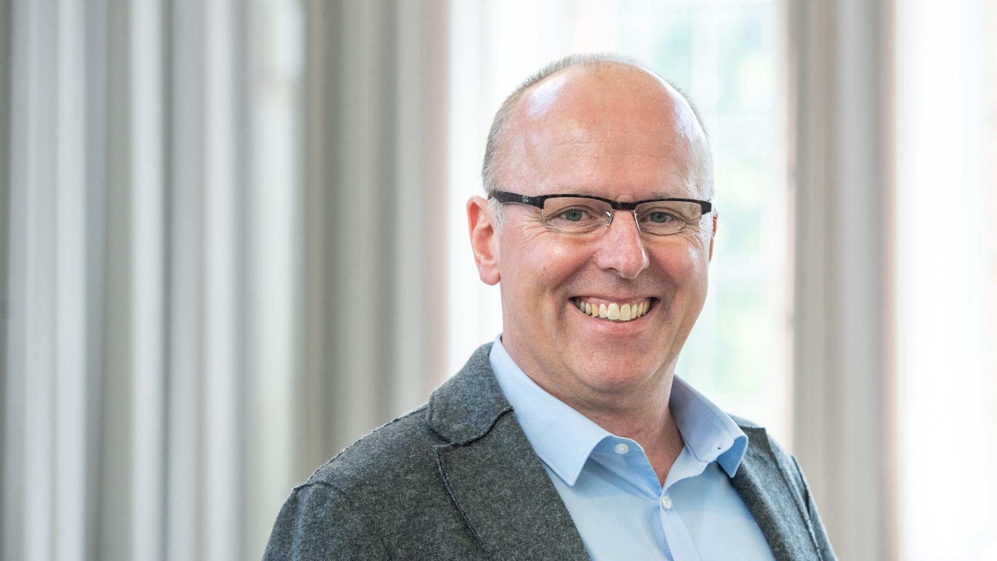 Foto: Mann mit Brille