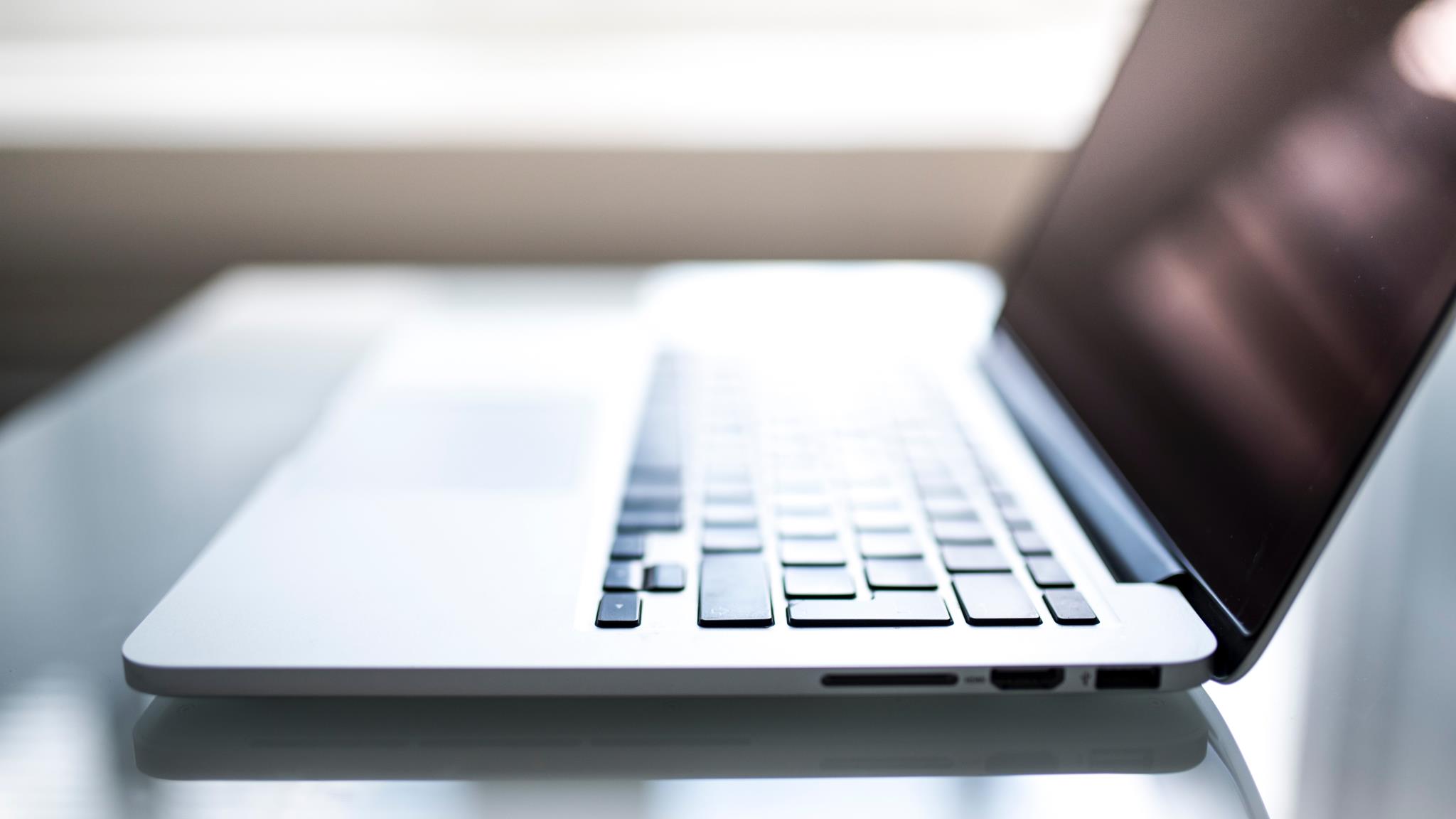 Aufgeklappter Laptop