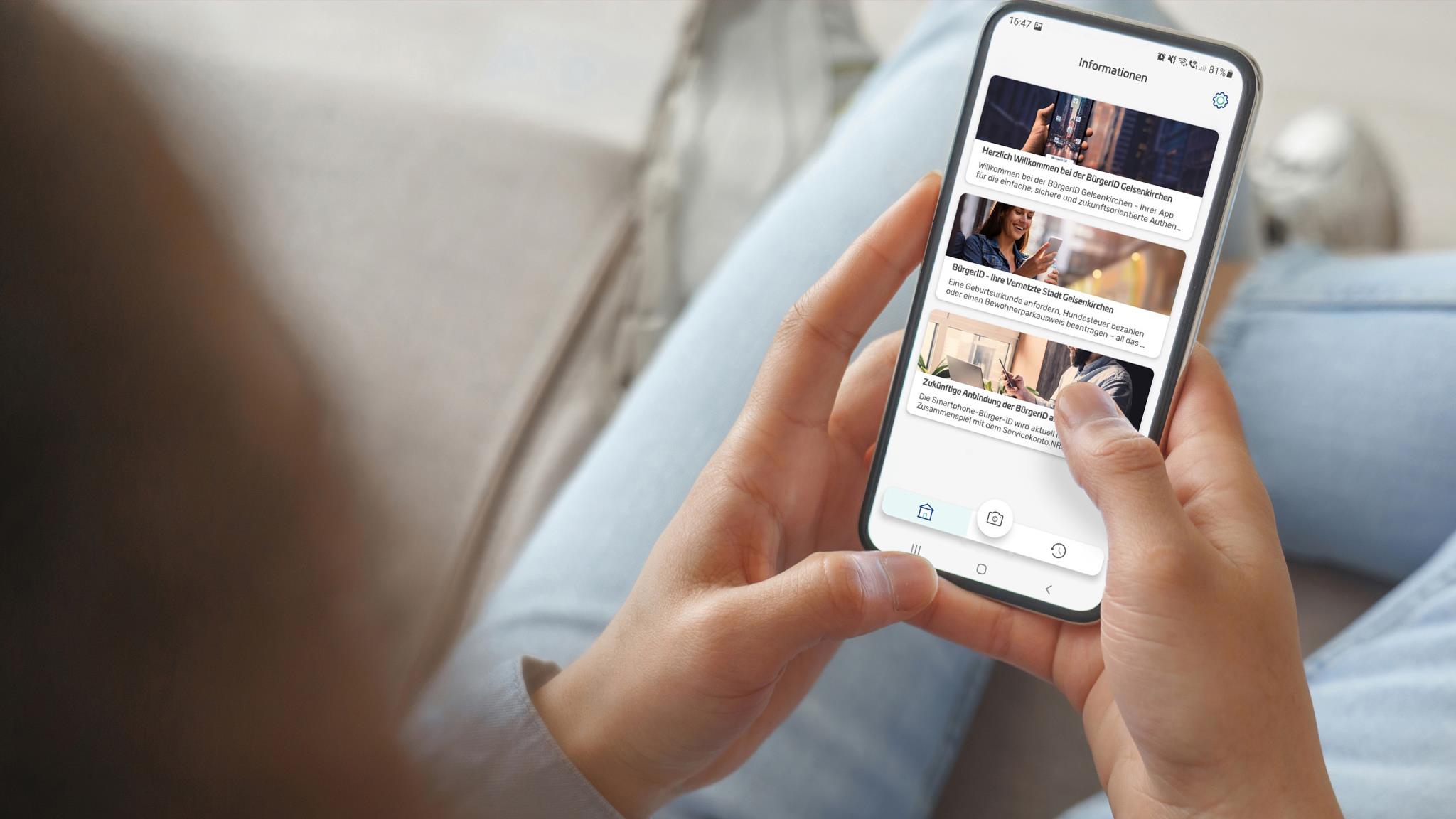 Nutzerinnen und Nutzer können sich mit Hilfe der „Servicekonto.Pass“-App einfach und sicher über ihr Smart-phone ausweisen