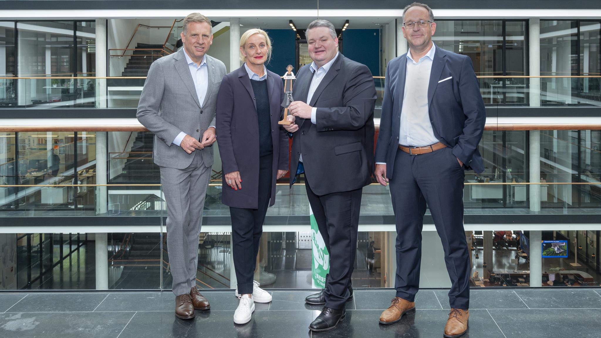 Beitritt zum Digital Campus Zollverein: Simon Nowack, Stadtrat und Vorstand Wirtschaftsförderung Gelsenkirchen, und Thomas Jablonski, stellvertretender Referatsleiter Wirtschaftsförderung Gelsenkirchen (r. i. B.) bei der Engelübergabe durch Susann Kleinhans (Vorstandsmitglied Digital Campus Zollverein) und Dr. Christian Kleinhans, (Geschäftsführender Vorstand Digital Campus Zollverein)