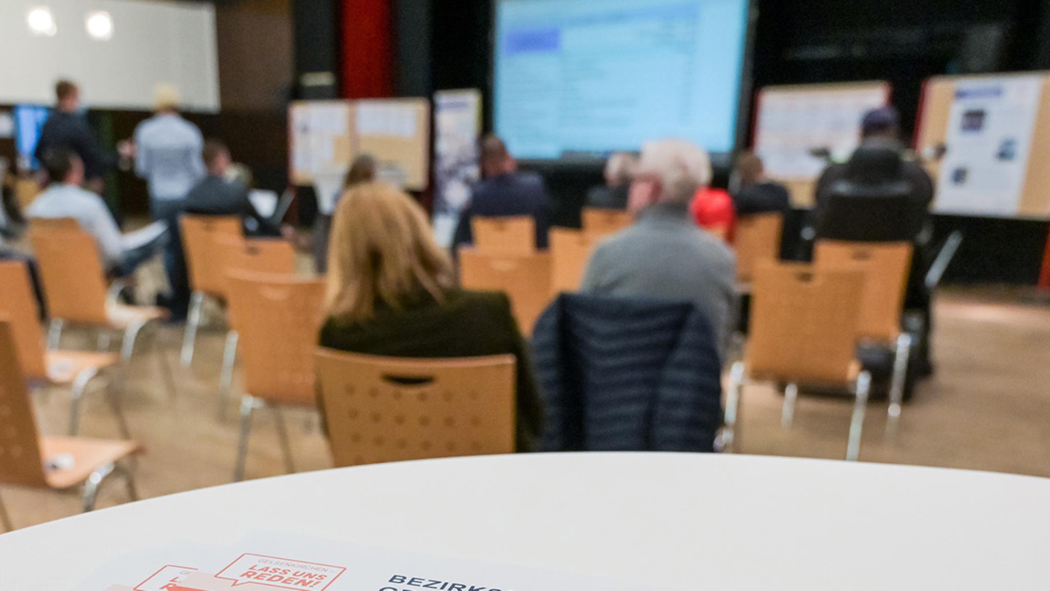 Menschen bei einer Bürgerbeteiligungsveranstaltung