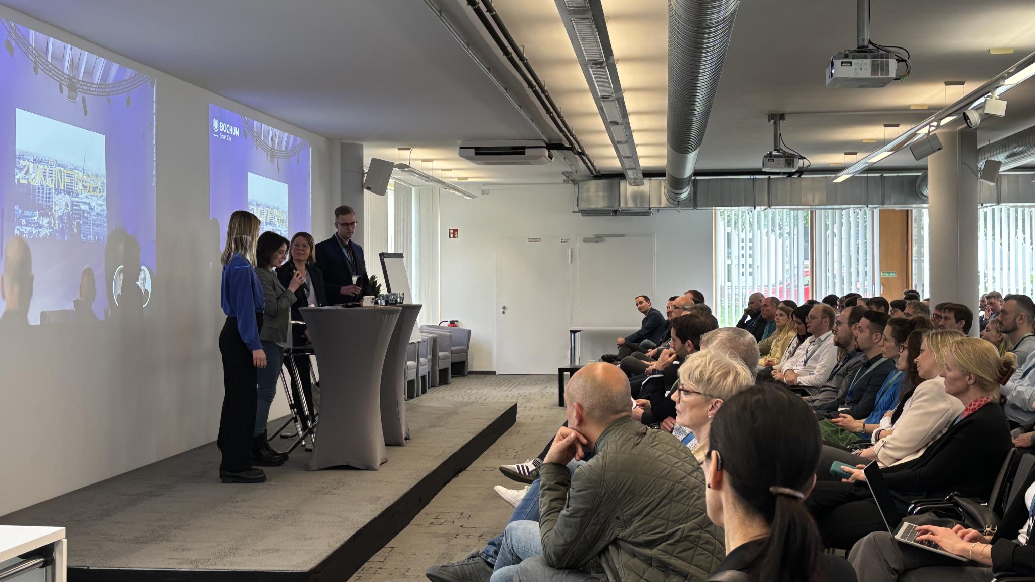 Foto: Bühne im Konferenzsaal im Wissenschaftspark, volles Publikum