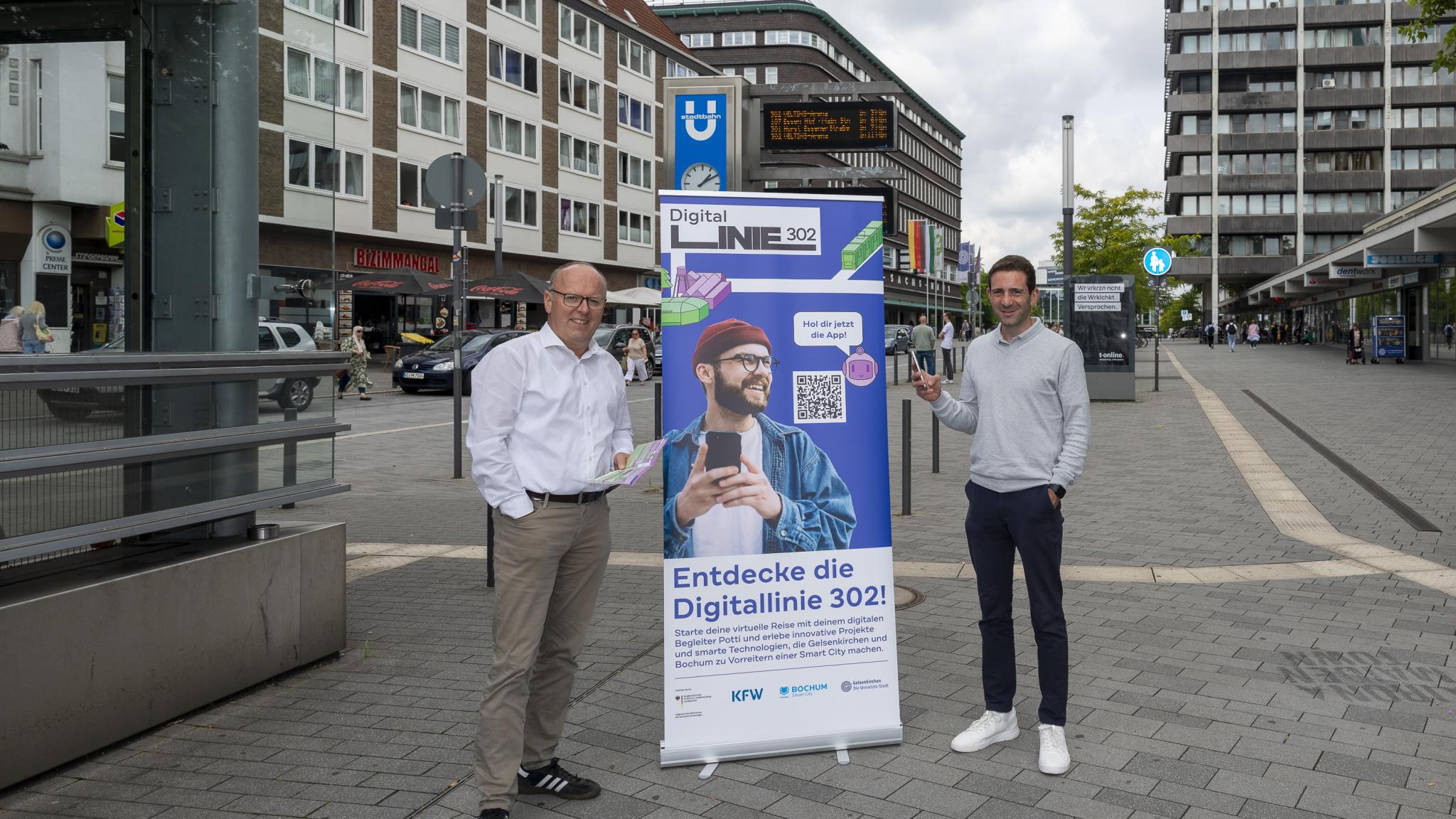 Manfred vom Sondern (CIO der Stadt Gelsenkirchen) und Denes Kücük (CDO der Stadt Bochum) bei der Veröffentlichung der Digitallinie 302