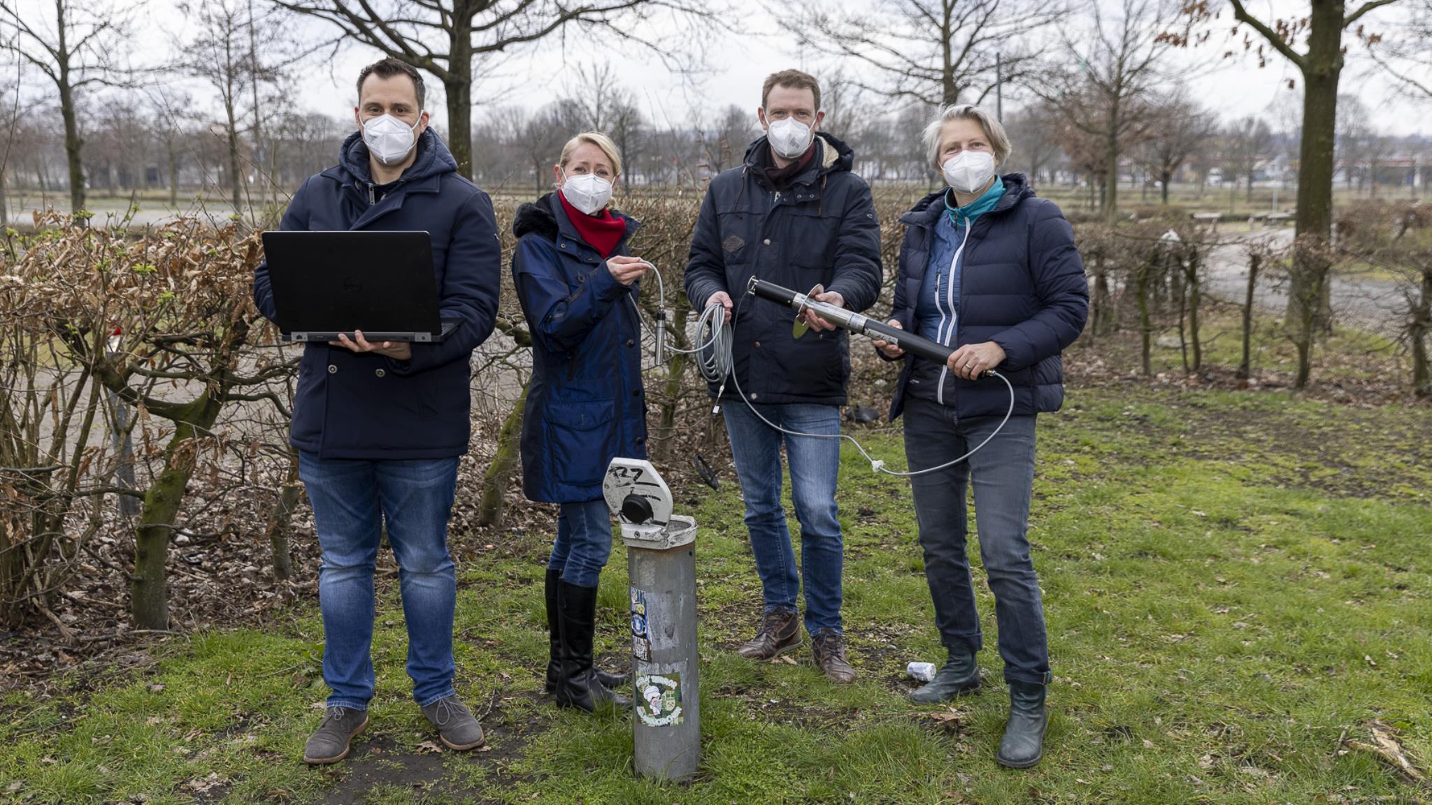 Foto: Menschen halten Messgeräte