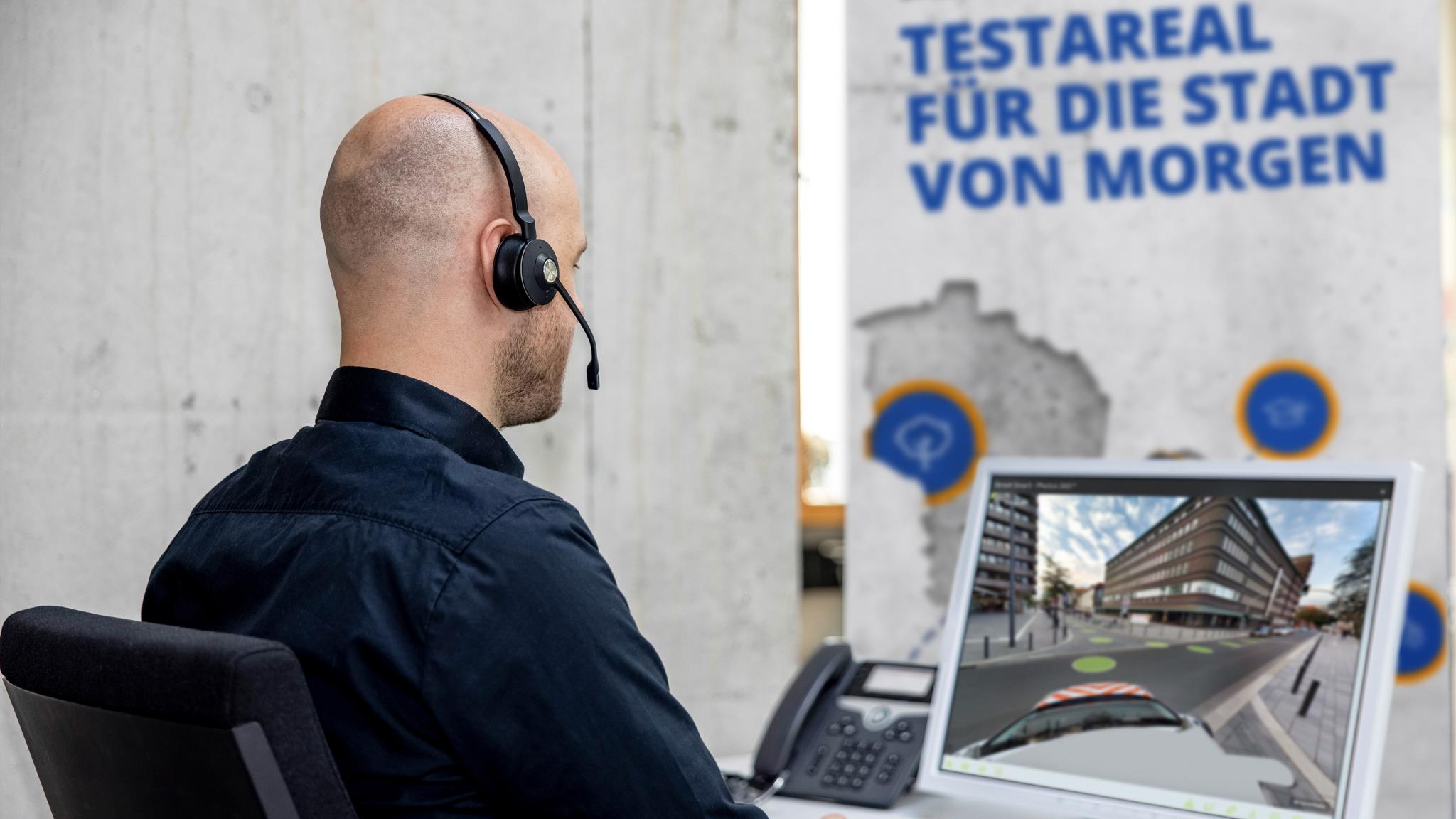 Mann sitzt vor Computer