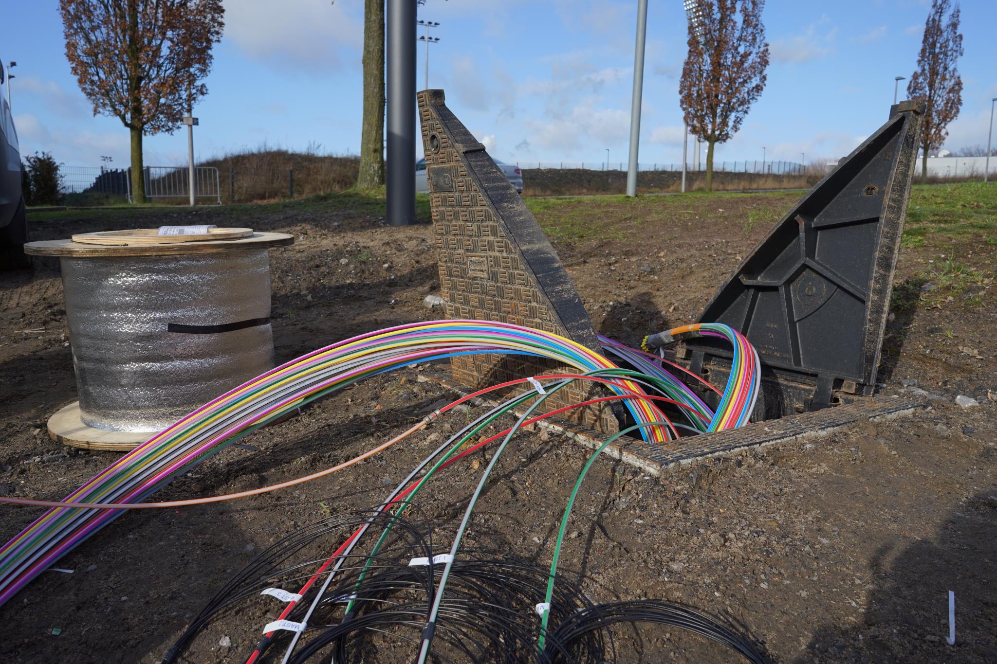 Foto: Glasfaserkabel, die aus Boden herausragen, im Open Innovation Lab Gelsenkirchen