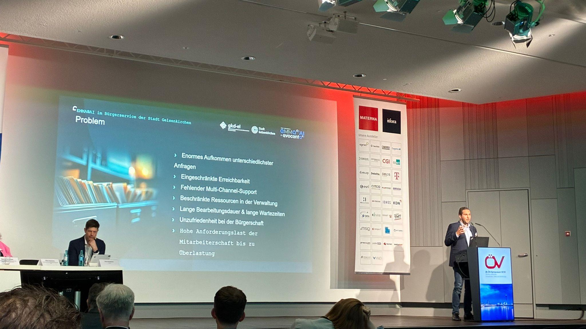 Projektleiter Oliver Kazmierski stellt die KI EMMA beim ÖV Symposium vor