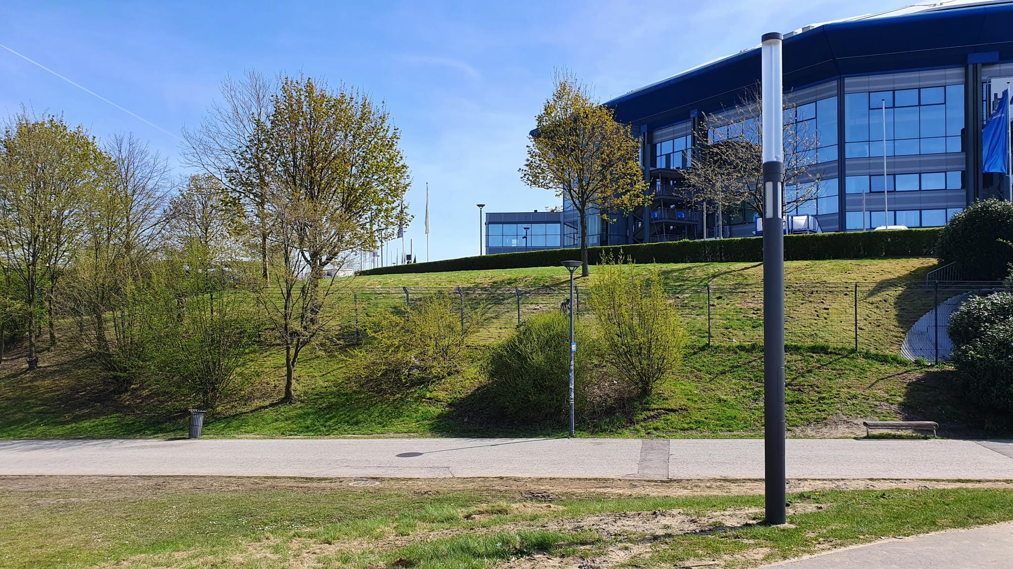 Foto: Smart Pole vor einem Teil der Veltins-Arena im Gelsenkirchener ARENA PARK