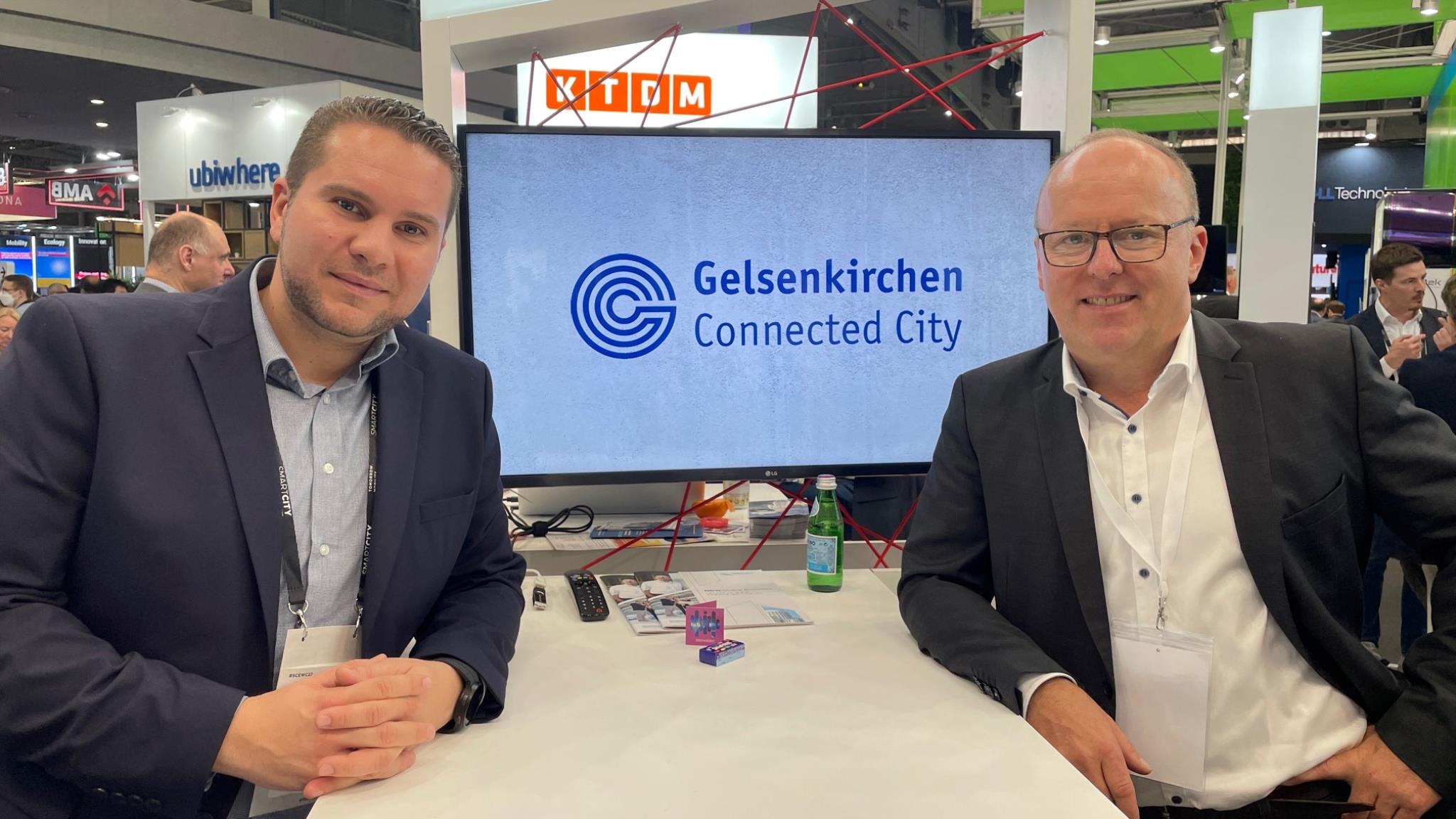 CDO und Leiter der Stabsstelle Vernetzte Stadt Manfred vom Sondern mit Kollege Oliver Kazmierski am Stand der Stadt Gelsenkirchen auf dem SCEWC in Barcelona.