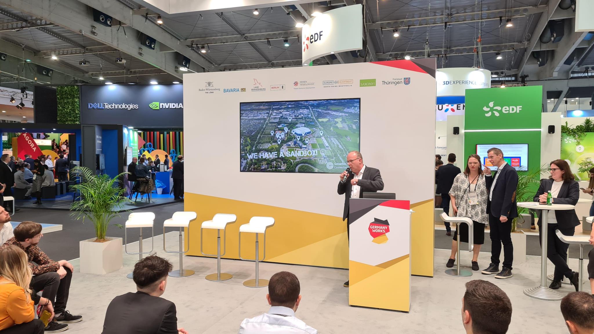 CDO und Leiter der Stabsstelle Vernetzte Stadt Manfred vom Sondern präsentiert die Digitalisierungsmaßnahmen der Stadt Gelsenkirchen auf dem SCEWC.