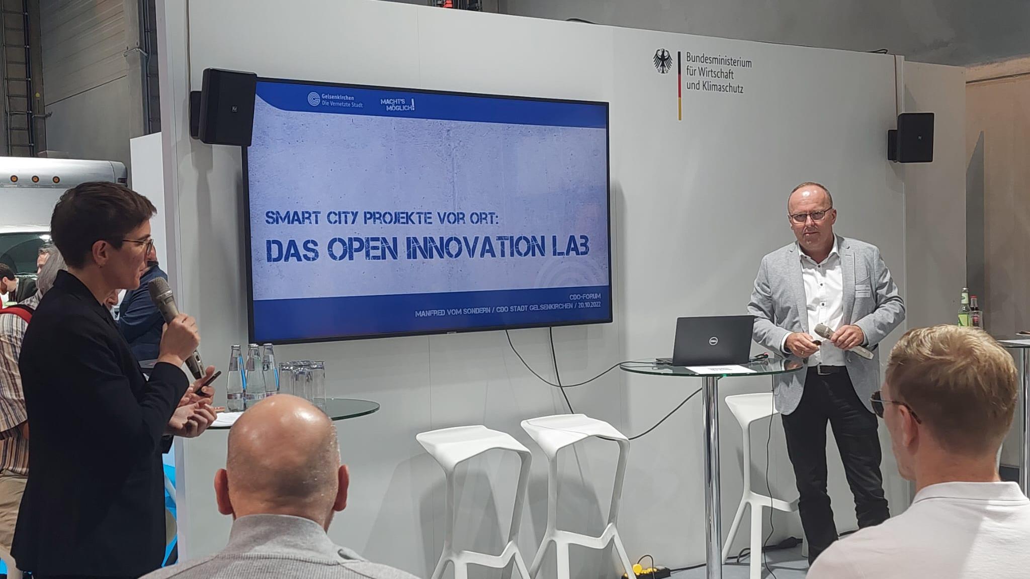 CDO und Leiter der Stabsstelle Vernetzte Stadt Manfred vom Sondern präsentiert das Open Innovation Lab Gelsenkirchen bei der SCCON in Berlin.