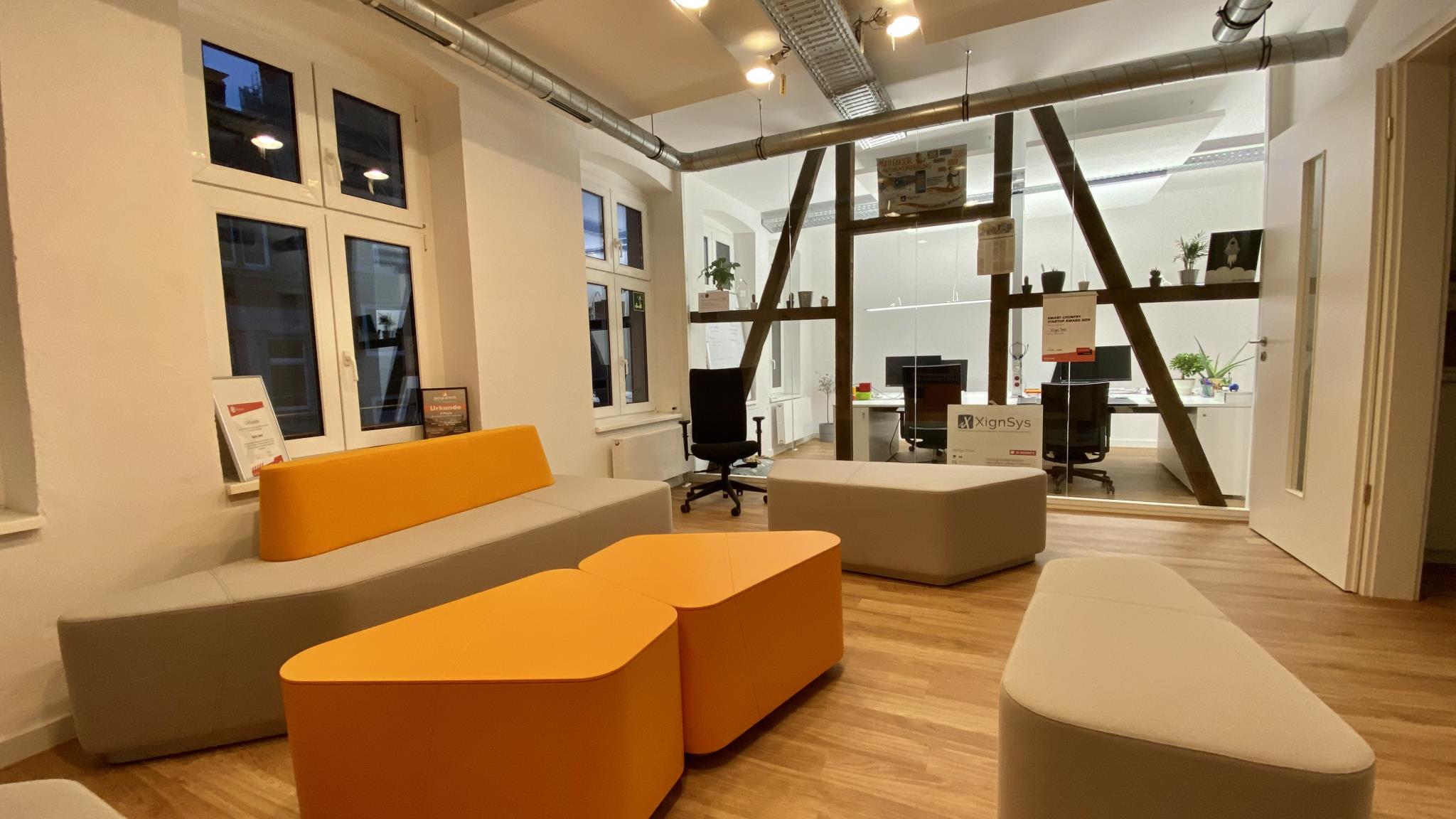 Sitzbereiche in Orange und Beige in einem Büroraum