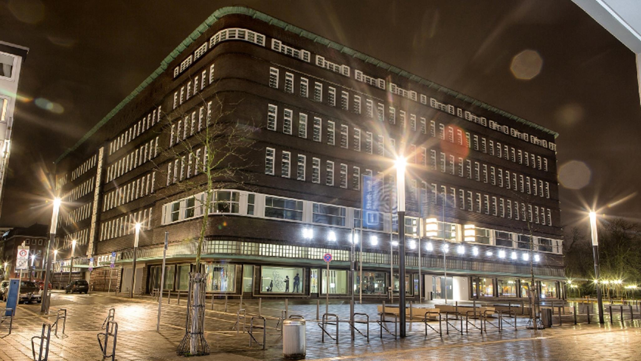 Foto: Hans-Sachs-Haus von außen bei Dunkelheit und mit Beleuchtung der Straßenlaternen